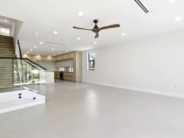 Продажа дома по адресу 819 SW 1st Street - фото 8902165