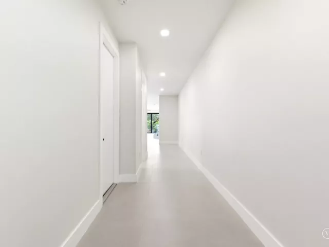 Продажа дома по адресу 819 SW 1st Street - фото 8902152