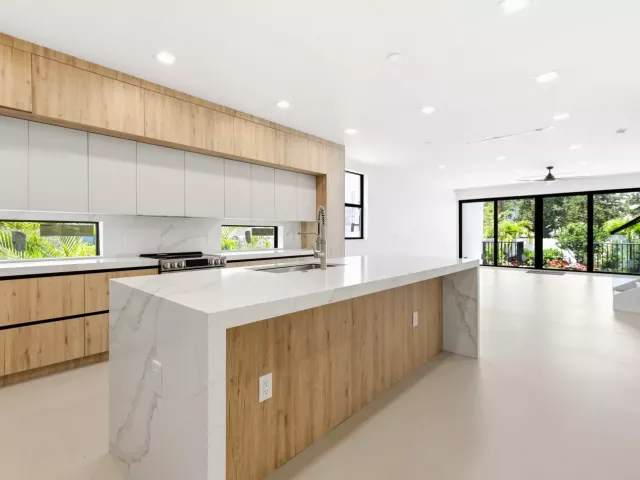 Продажа дома по адресу 819 SW 1st Street - фото 8902154