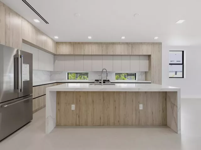 Продажа дома по адресу 819 SW 1st Street - фото 8902155