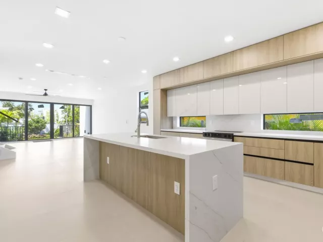 Продажа дома по адресу 821 SW 1st Street - фото 8902136