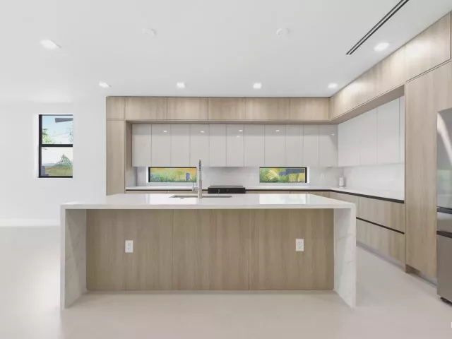 Продажа дома по адресу 821 SW 1st Street - фото 8902137