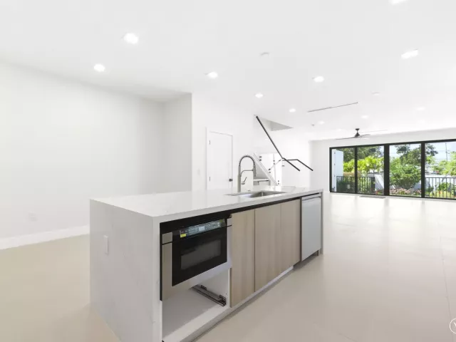 Продажа дома по адресу 821 SW 1st Street - фото 8902140