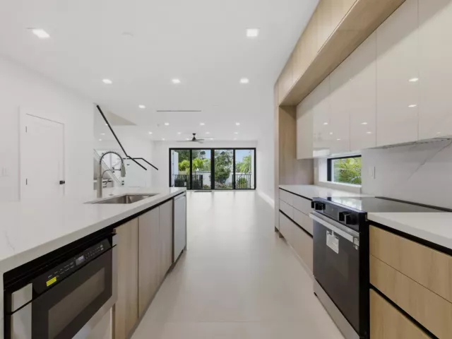 Продажа дома по адресу 821 SW 1st Street - фото 8902141