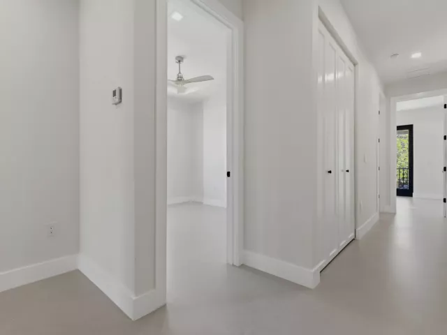 Продажа дома по адресу 821 SW 1st Street - фото 8902147