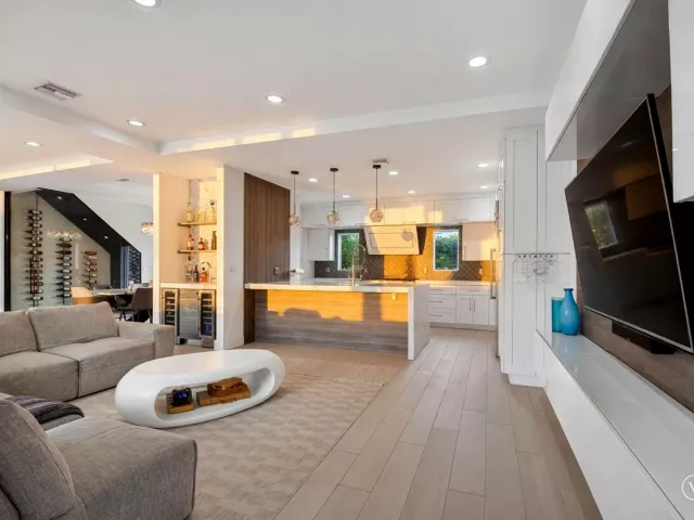 Продажа дома по адресу 1044 NW 6th Drive - фото 8920515