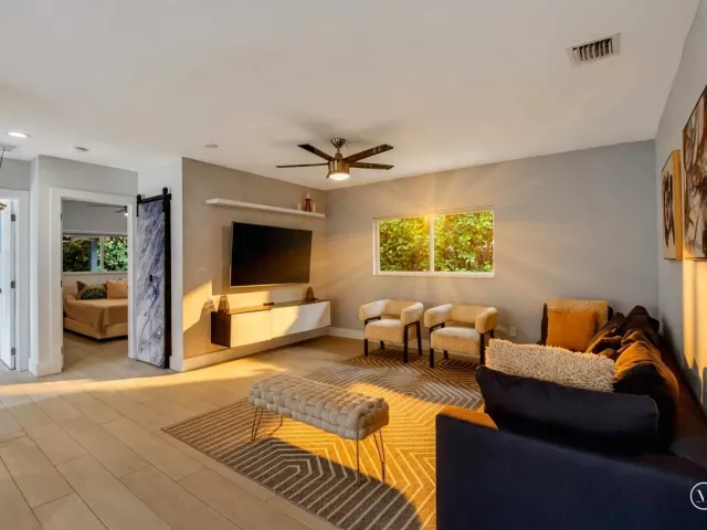 Продажа дома по адресу 1044 NW 6th Drive - фото 8920523