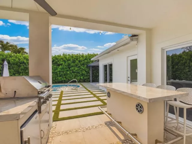 Продажа дома по адресу 1044 NW 6th Drive - фото 8920528