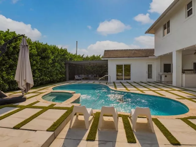 Продажа дома по адресу 1044 NW 6th Drive - фото 8920503