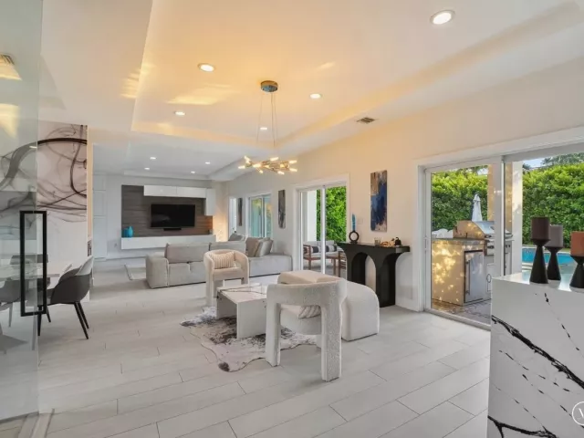 Продажа дома по адресу 1044 NW 6th Drive - фото 8920513
