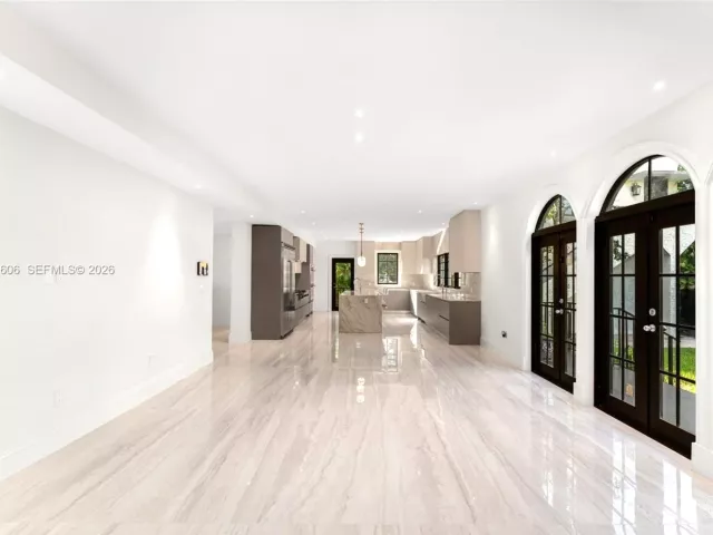 Продажа дома по адресу 547 NE 57th St - фото 7637135