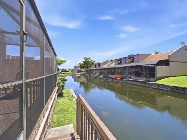 Продажа дома по адресу 12300 NW 11th Court - фото 9209120