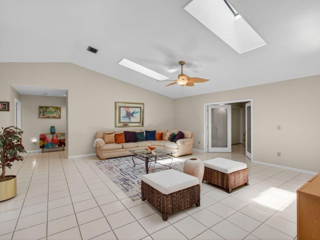 Продажа дома по адресу 2925 Riviera Drive - фото 8521162