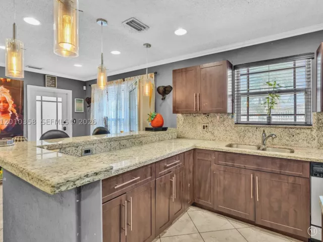 Продажа дома по адресу 4301 NW 185th St - фото 9037695