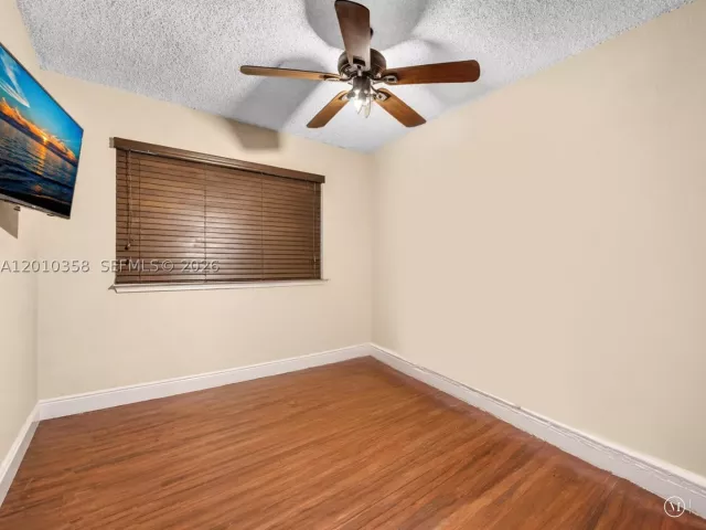 Продажа дома по адресу 4301 NW 185th St - фото 9037704