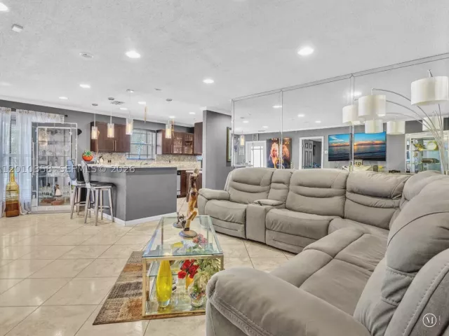 Продажа дома по адресу 4301 NW 185th St - фото 9037687