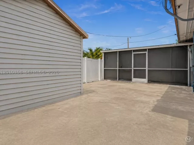 Продажа дома по адресу 4301 NW 185th St - фото 9037709