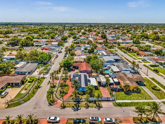 Продажа дома по адресу 4301 NW 185th St - фото 9037716