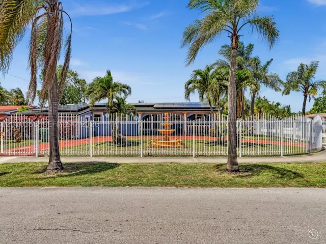 Продажа дома по адресу 4301 NW 185th St - фото 9037689