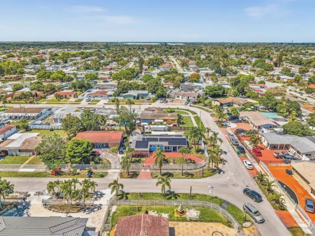 Продажа дома по адресу 4301 NW 185th St - фото 9037691