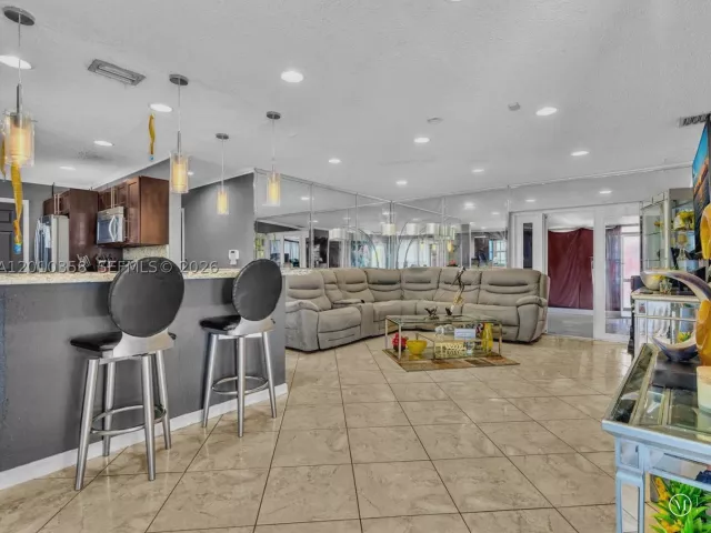 Продажа дома по адресу 4301 NW 185th St - фото 9037693