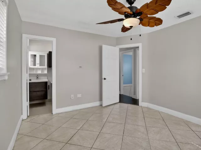 Продажа дома по адресу 4764 SW 12th Street - фото 8083831