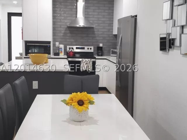 Продажа дома по адресу 613 NW 10th St - фото 9173886