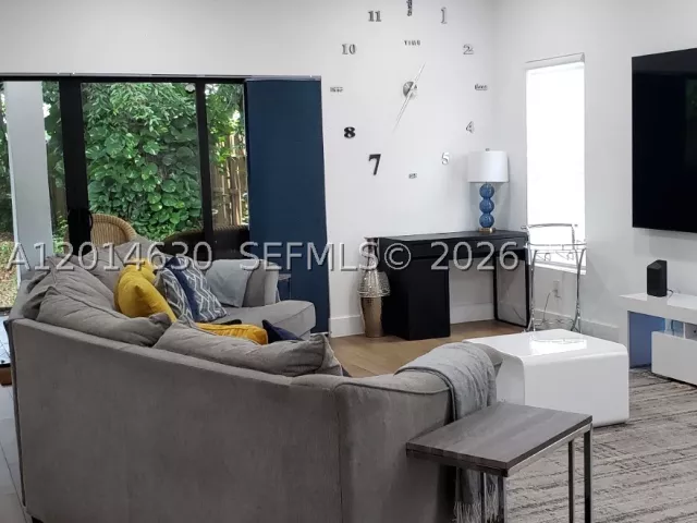 Продажа дома по адресу 613 NW 10th St - фото 9173901