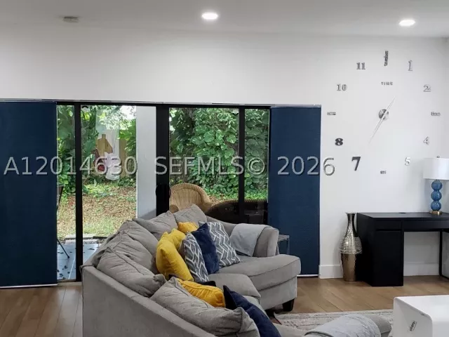 Продажа дома по адресу 613 NW 10th St - фото 9173903