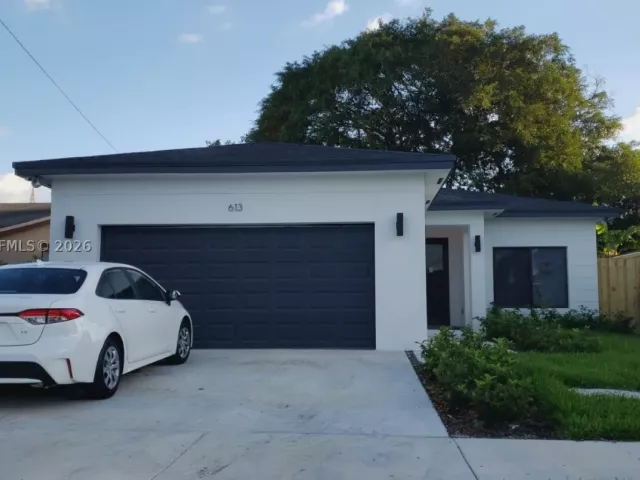 Продажа дома по адресу 613 NW 10th St - фото 9173867