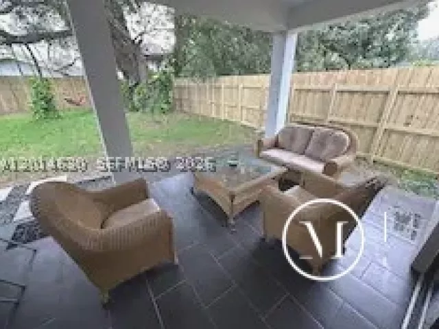 Продажа дома по адресу 613 NW 10th St - фото 9173870