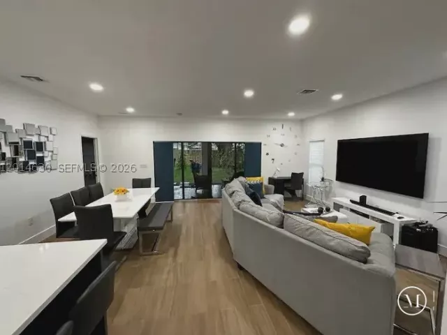 Продажа дома по адресу 613 NW 10th St - фото 9173872