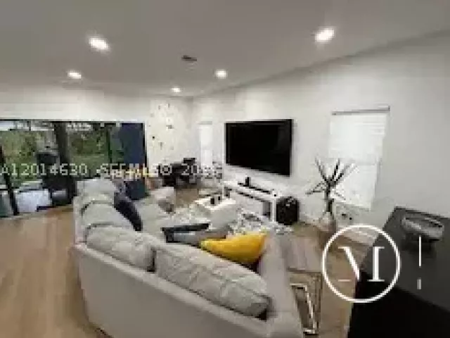 Продажа дома по адресу 613 NW 10th St - фото 9173873