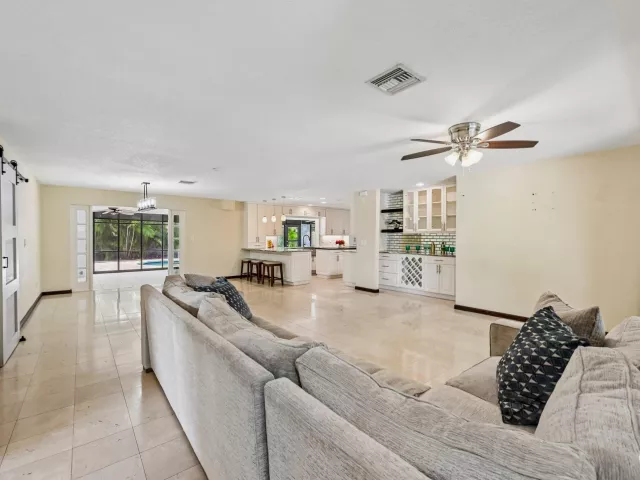 Продажа дома по адресу 1232 NW 14th Street - фото 8947914