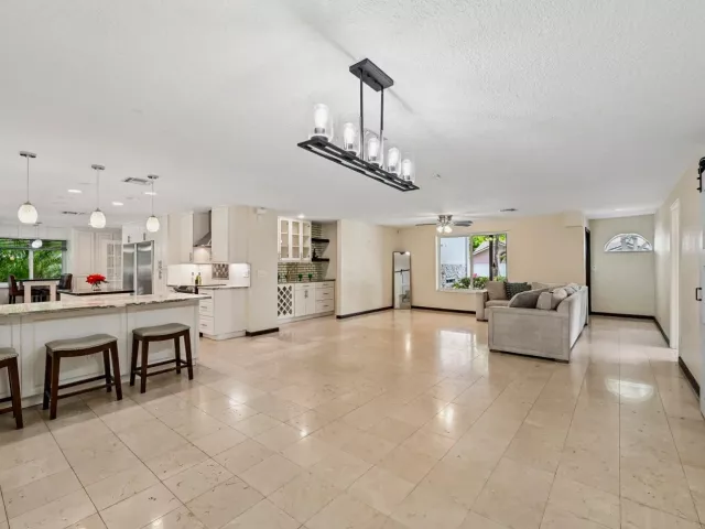 Продажа дома по адресу 1232 NW 14th Street - фото 8947917
