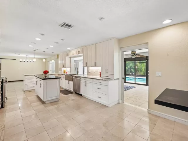 Продажа дома по адресу 1232 NW 14th Street - фото 8947919