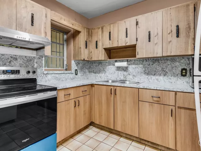 Продажа дома по адресу 701 Tamiami Canal Rd - фото 8890405