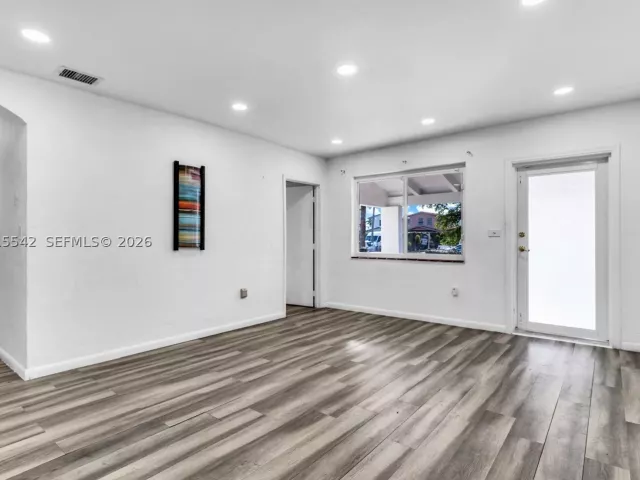 Продажа дома по адресу 701 Tamiami Canal Rd - фото 8890398