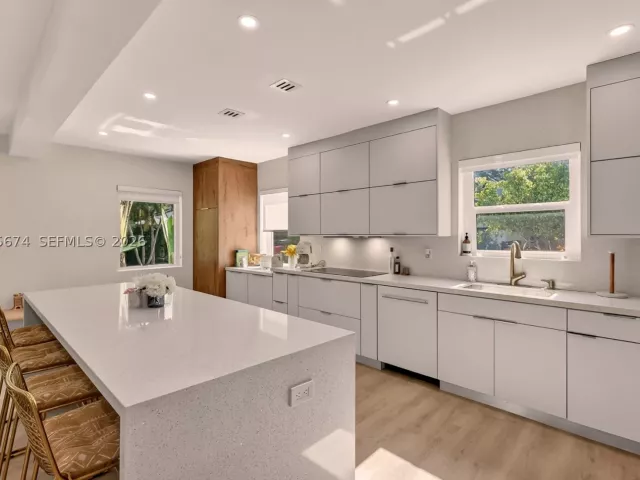 Продажа дома по адресу 725 NE 81st St - фото 9299872