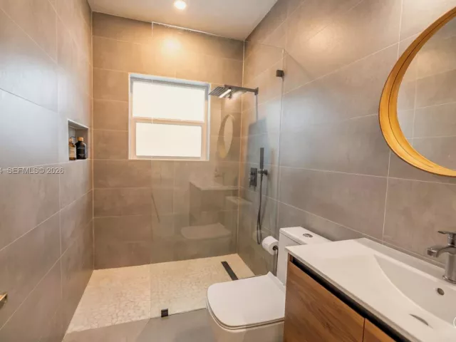 Продажа дома по адресу 725 NE 81st St - фото 7657546