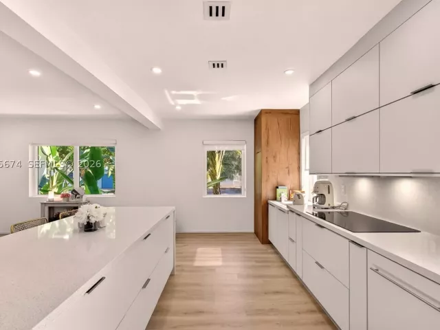 Продажа дома по адресу 725 NE 81st St - фото 9299873
