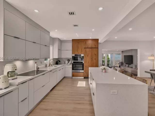 Продажа дома по адресу 725 NE 81st St - фото 9299874