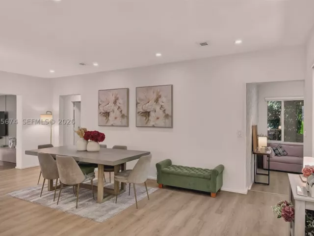 Продажа дома по адресу 725 NE 81st St - фото 9299875