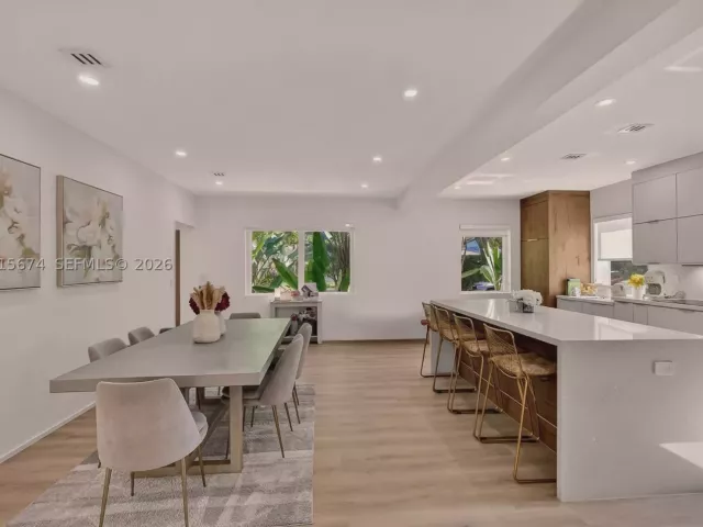 Продажа дома по адресу 725 NE 81st St - фото 9299876