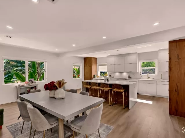 Продажа дома по адресу 725 NE 81st St - фото 9299877