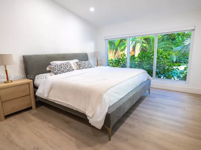 Продажа дома по адресу 725 NE 81st St - фото 9299878