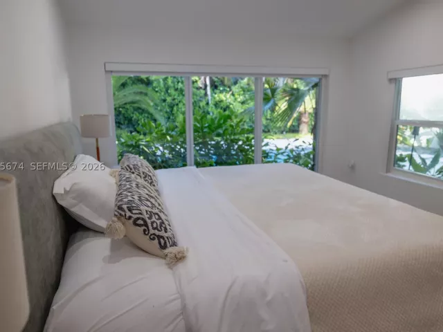 Продажа дома по адресу 725 NE 81st St - фото 9299879