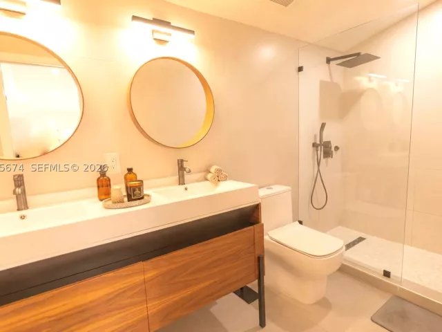 Продажа дома по адресу 725 NE 81st St - фото 9299880