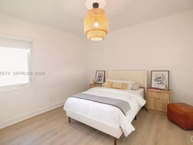 Продажа дома по адресу 725 NE 81st St - фото 9299881
