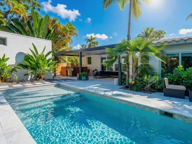 Продажа дома по адресу 725 NE 81st St - фото 9299864